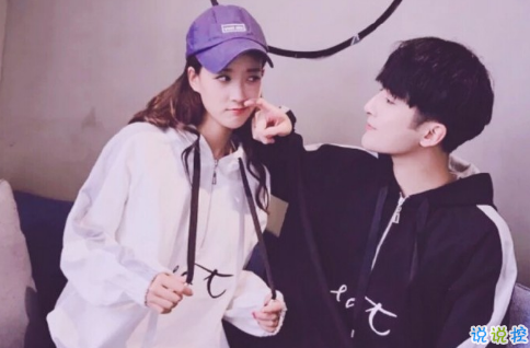 很甜的爱情说说配图：小学时，想和喜欢的人同桌；初中时，想和喜欢的人同班3