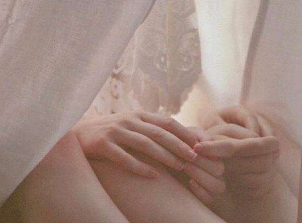 爱情中的甜蜜小句子 喜欢一个人的文艺小清新说说带图片8