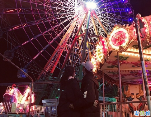 很甜的爱情说说配图：小学时，想和喜欢的人同桌；初中时，想和喜欢的人同班7