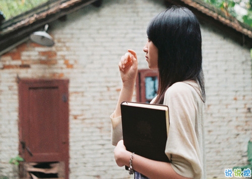 关于爱情简单精辟的一句话说说带图片 我和世界只差一个你14