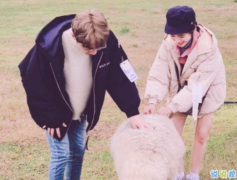 很甜的爱情说说配图：小学时，想和喜欢的人同桌；初中时，想和喜欢的人同班14