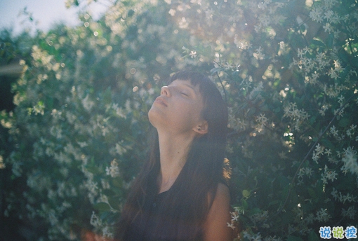 一个人有些孤独的简单图片说说 用一生时间与你话别3