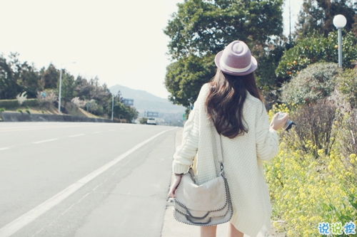 关于爱情简单精辟的一句话说说带图片 我和世界只差一个你16