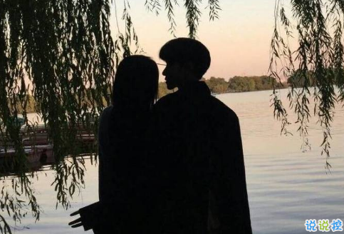 很甜的爱情说说配图：小学时，想和喜欢的人同桌；初中时，想和喜欢的人同班5