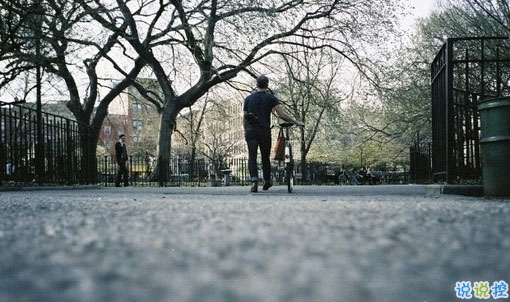 简单而又唯美有哲理的英文说说带图片 你醒在别人的梦里3